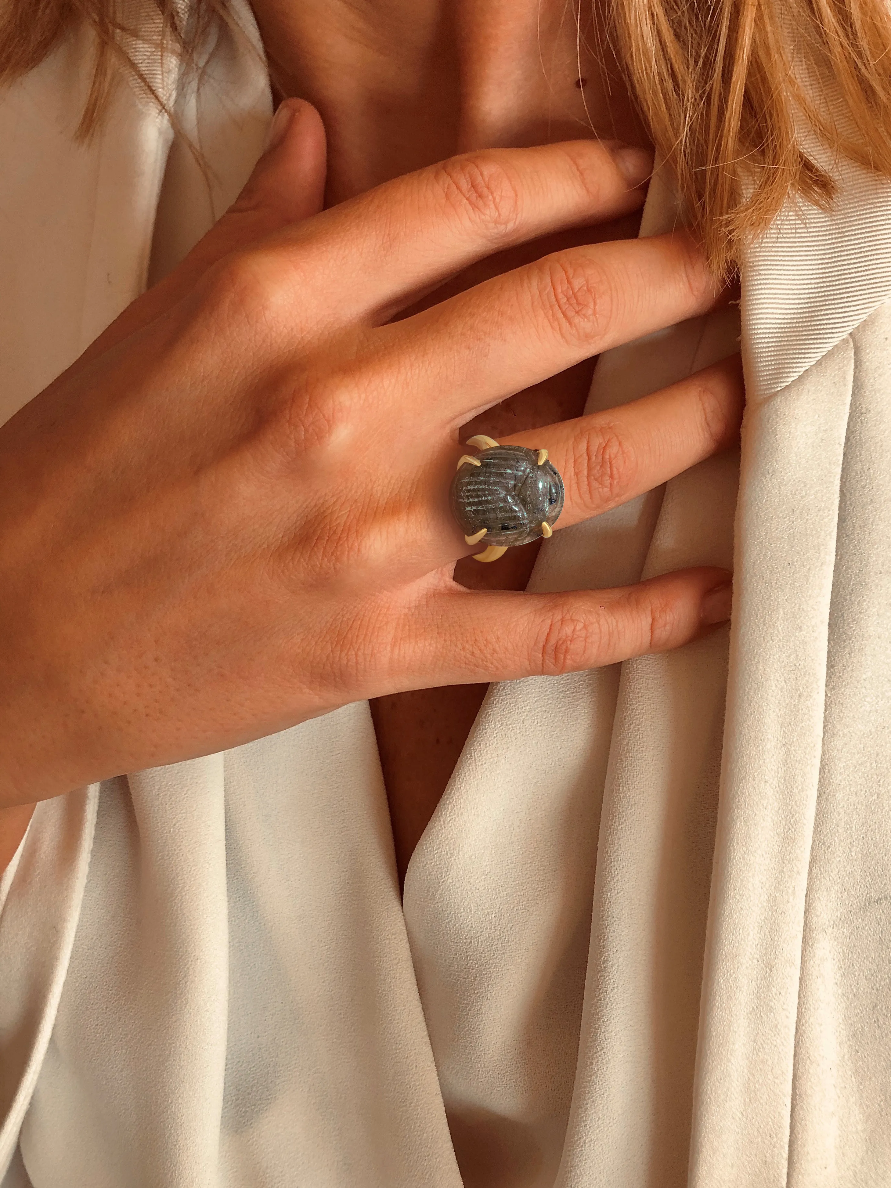 18k yellow gold ring assembled with labradorite