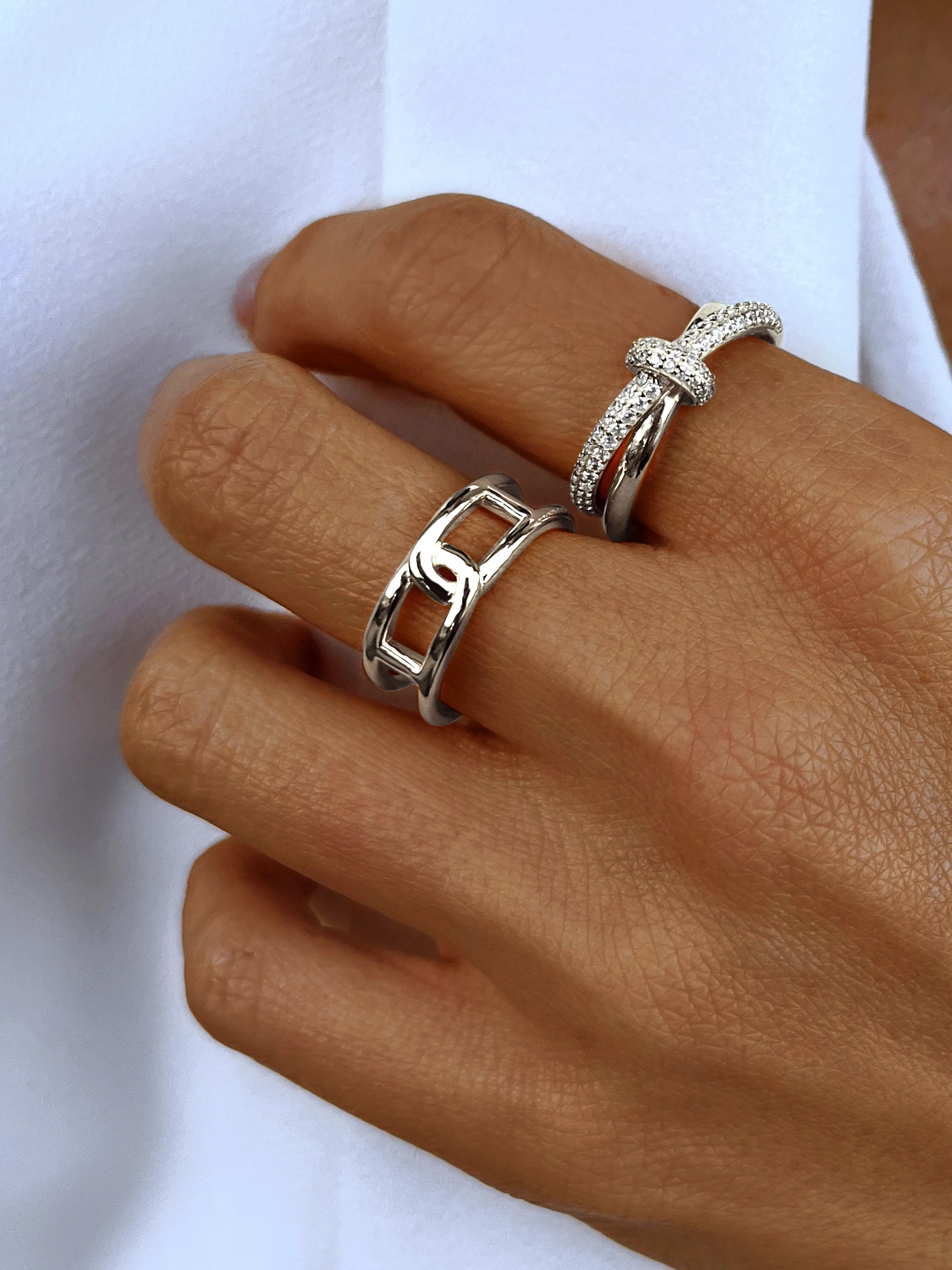 925 Silver plated ring assembled with white zirconium oxide